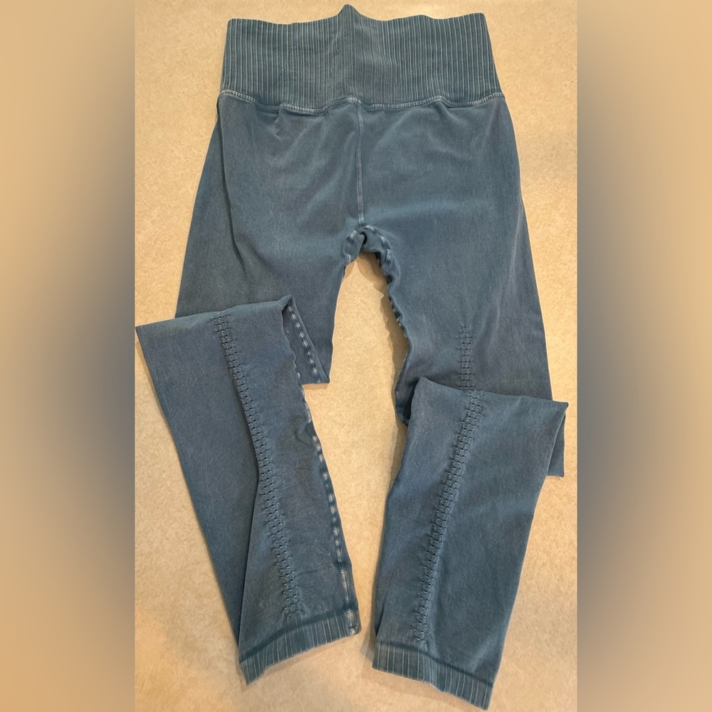 Free People Movement Good Karma Blue Leggings Size M/L NWOT - Picture 7 of 11